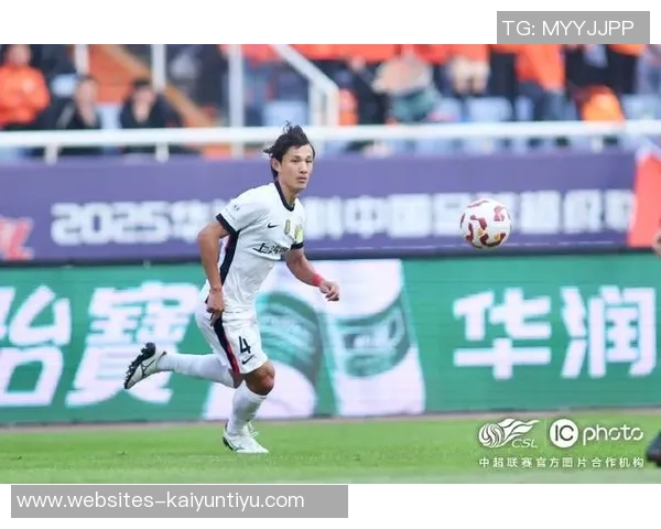 曹星如在国际赛场上挑战日本队展现中国足球新希望